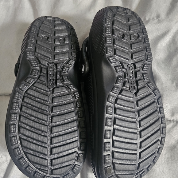 Woman's size 7 Blk Crocs - Picture 4 of 4